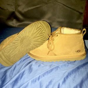 Ugg boots size 8. Only worn few times.
